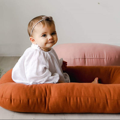 assis sur cocon bebe