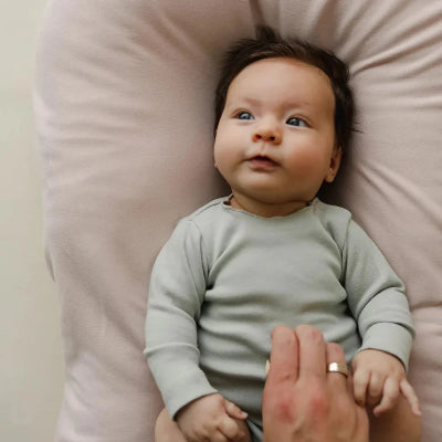 cocon bebe douce etreinte