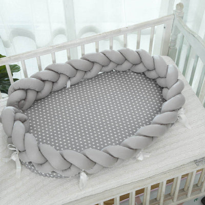 cocon bebe tresse grise dans berceau