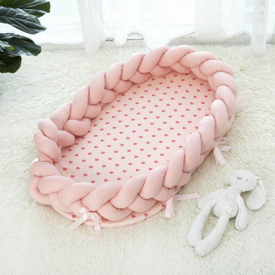 cocon bebe tresse rose au sol