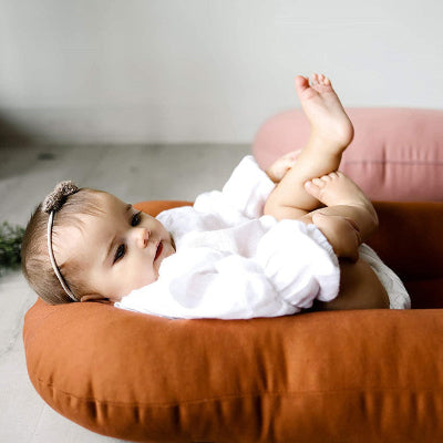 tout petit observe sur cocon bebe