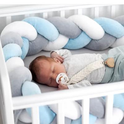 tresse de lit bebe dort sereinement