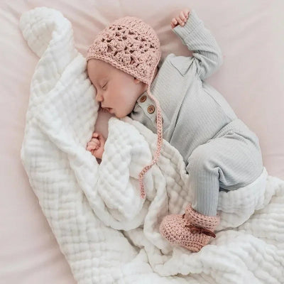 bébé dort avec mousseline