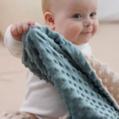 couverture bebe assis curieux