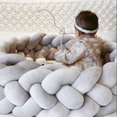 tour de lit tresse bebe assis
