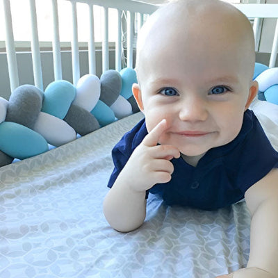 tresse de lit bebe souriant